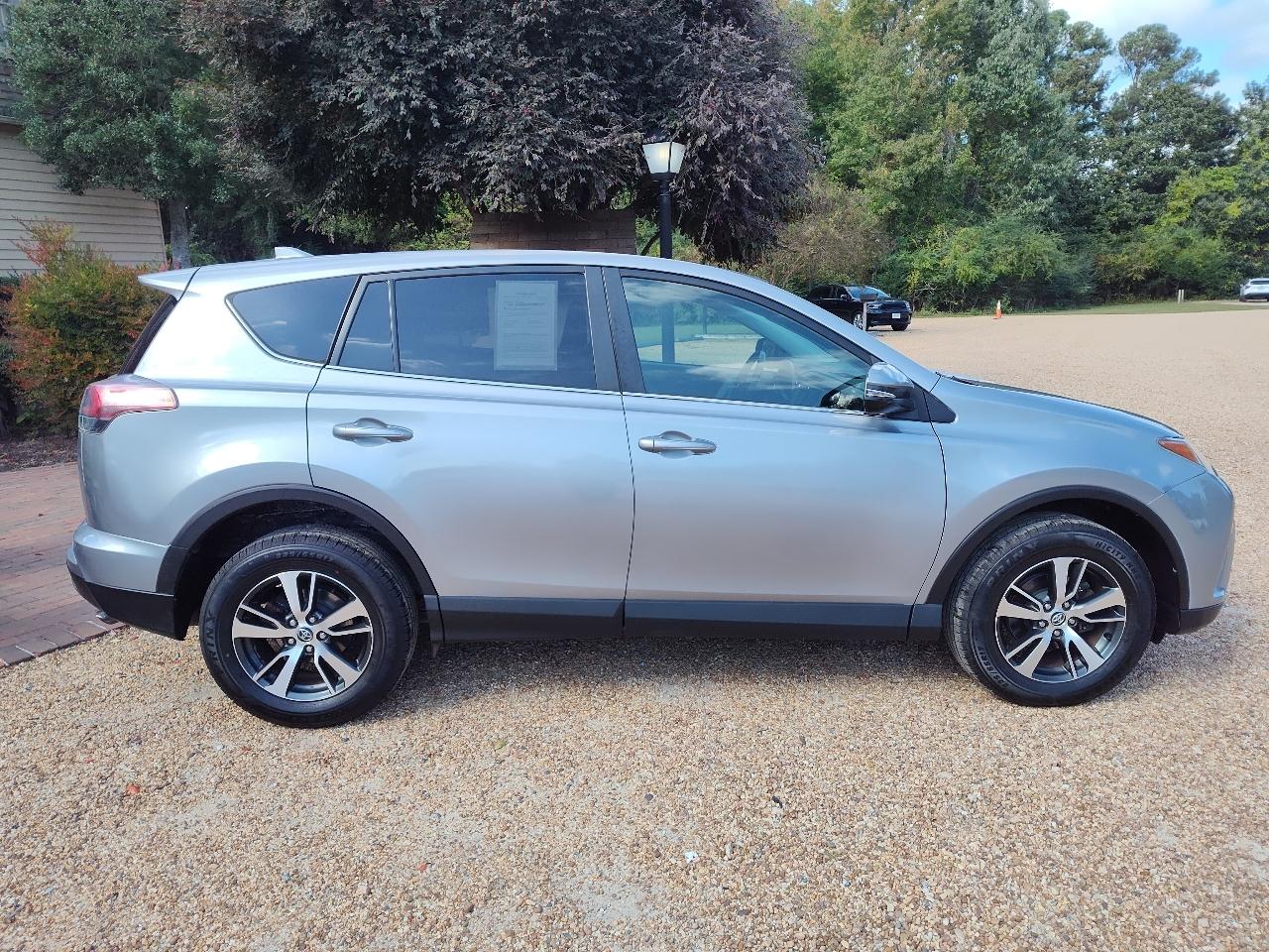 Toyota RAV4 XLE AWD (Natl) 2018