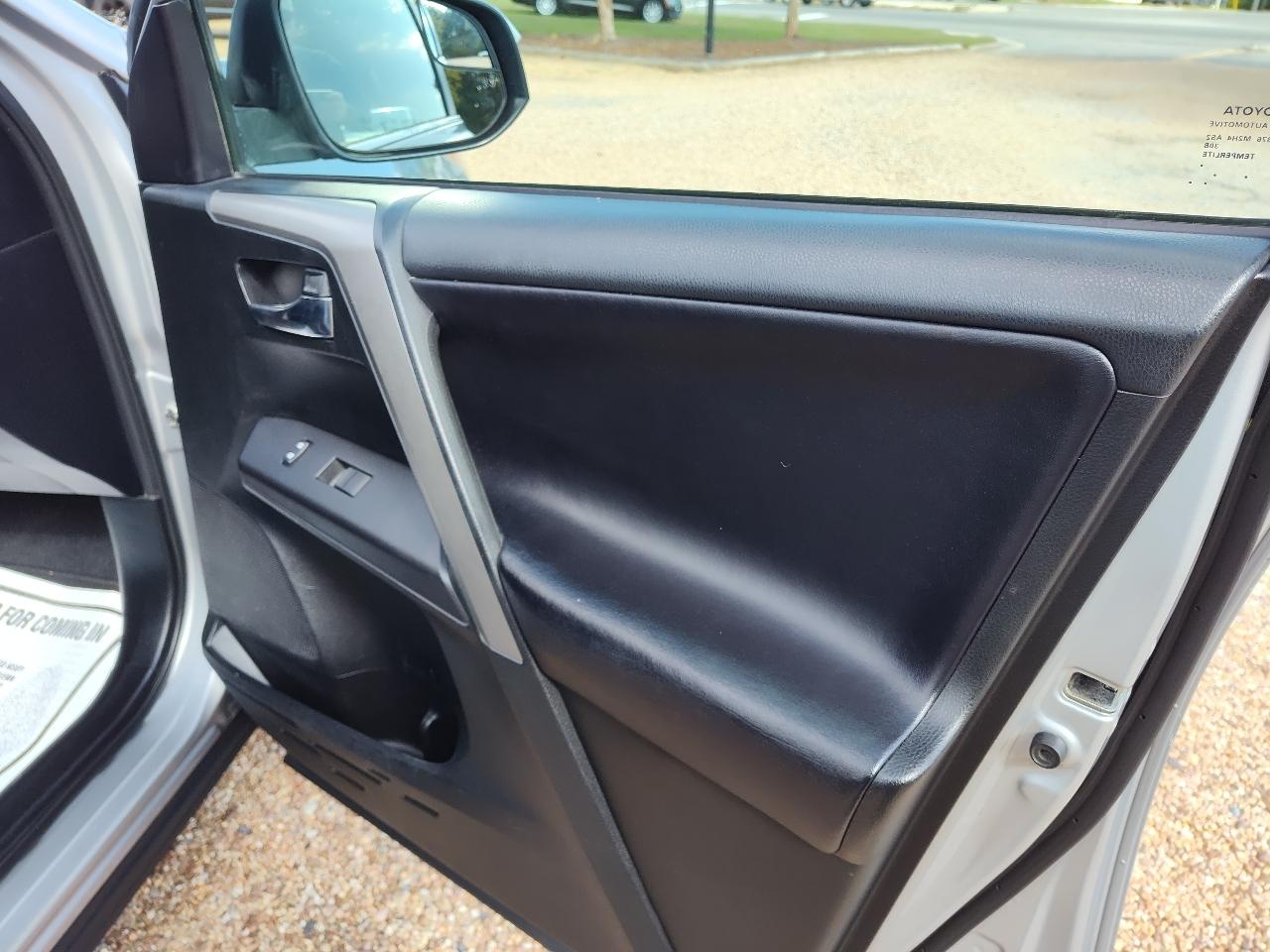 Toyota RAV4 XLE AWD (Natl) 2018