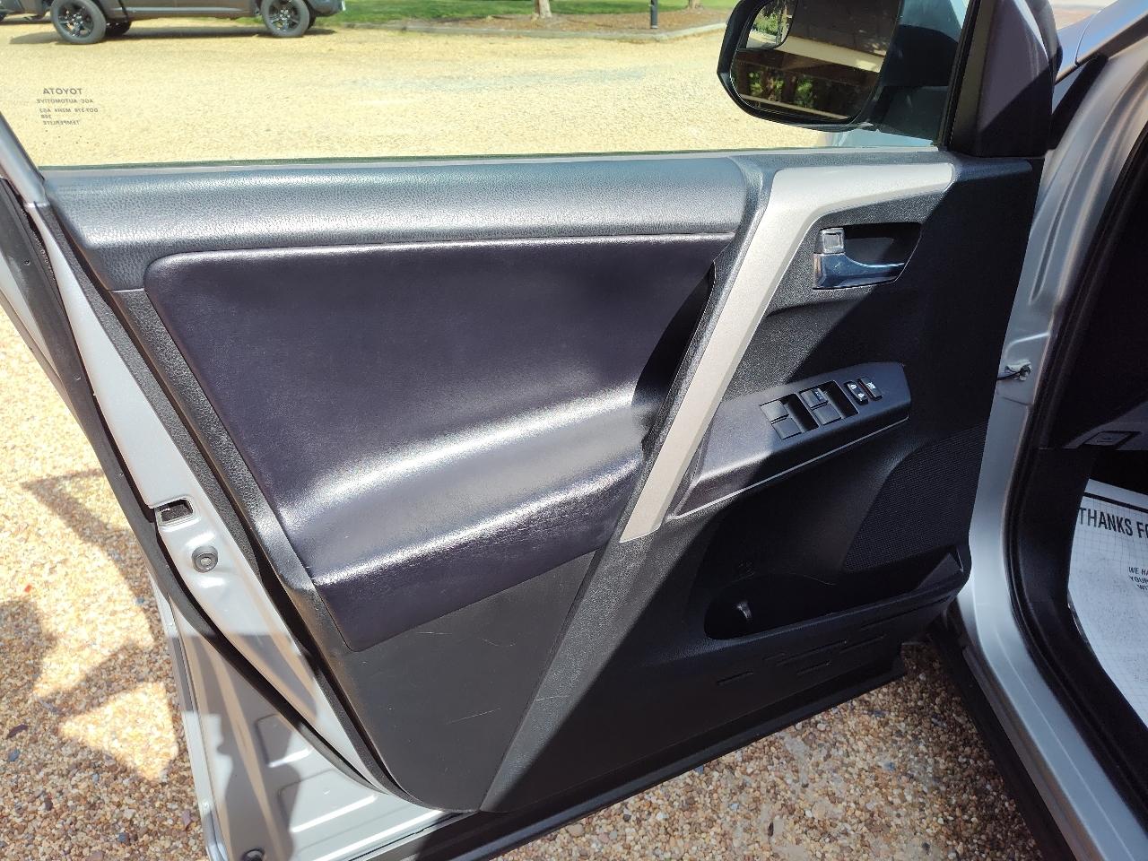 Toyota RAV4 XLE AWD (Natl) 2018