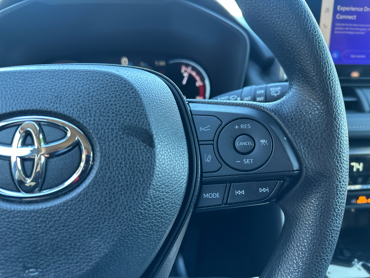 Toyota RAV4 XLE FWD (Natl) 2024