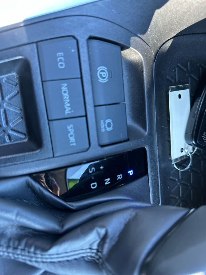 Toyota RAV4 XLE FWD (Natl) 2024