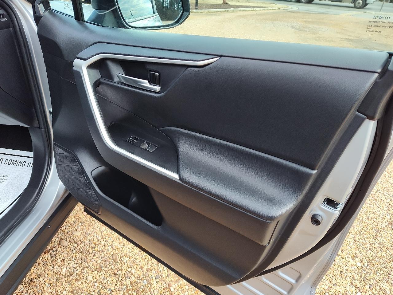 Toyota RAV4 XLE FWD (Natl) 2024