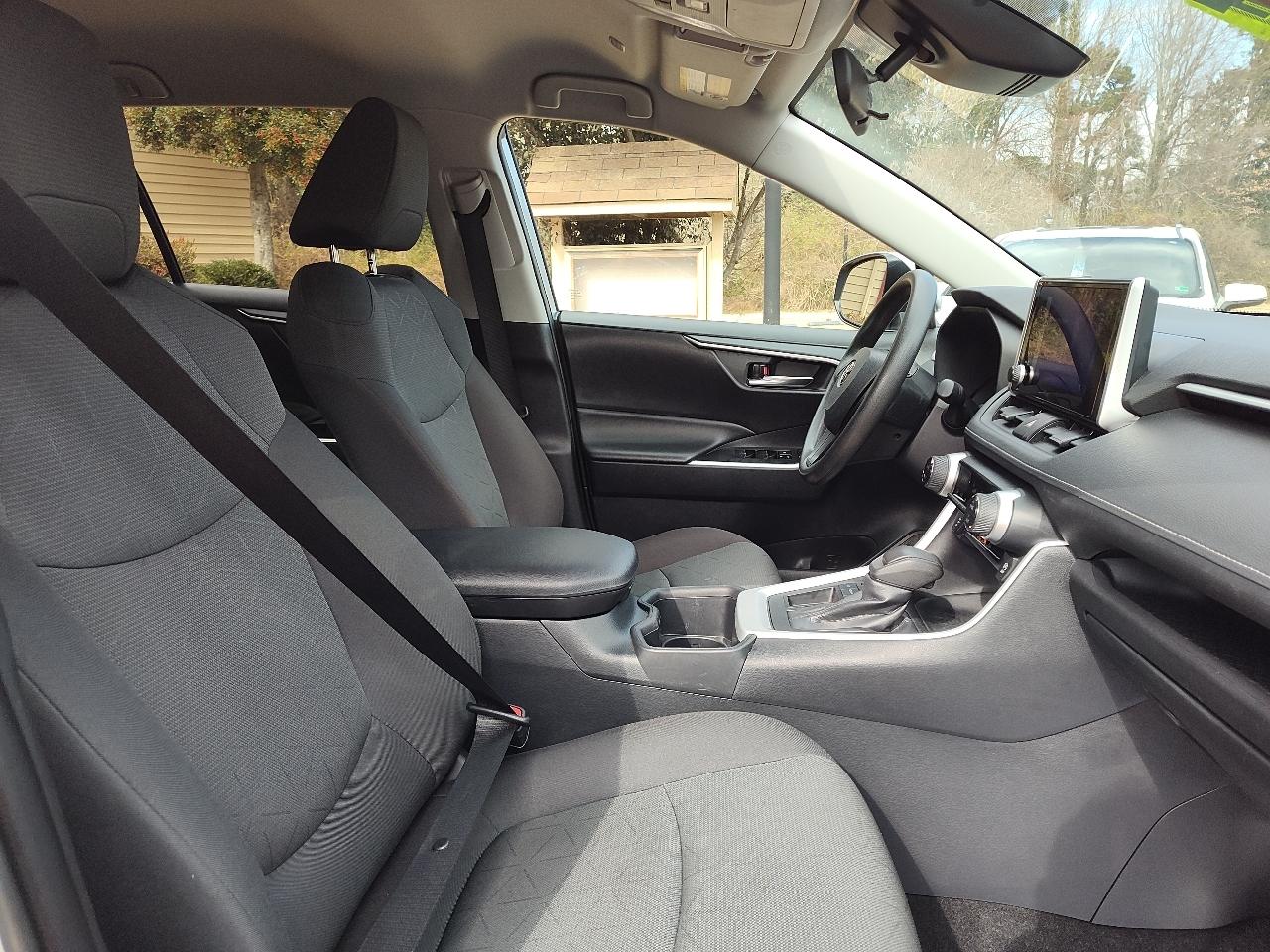 Toyota RAV4 XLE FWD (Natl) 2024