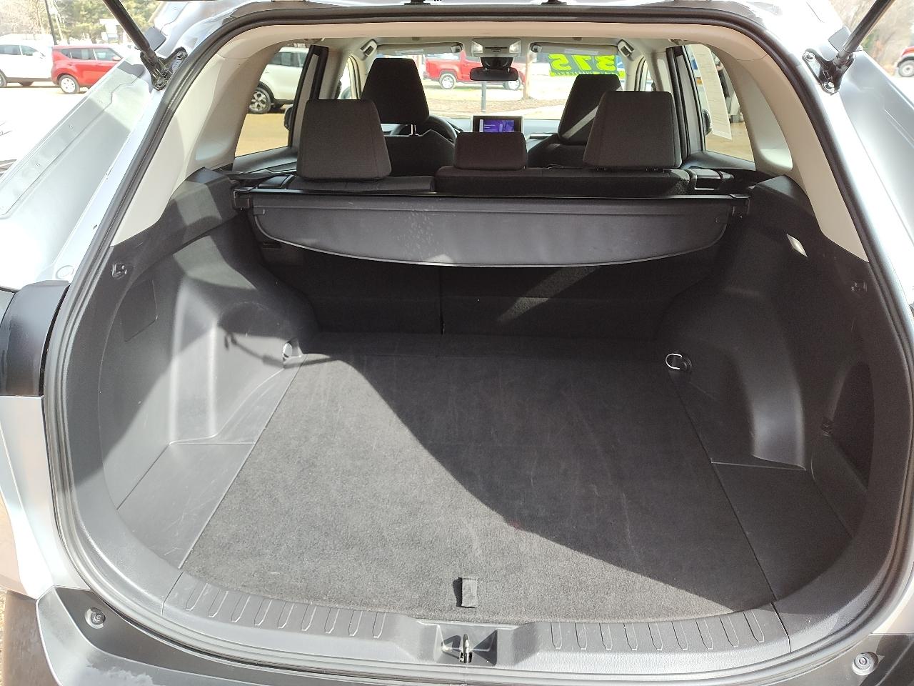 Toyota RAV4 XLE FWD (Natl) 2024