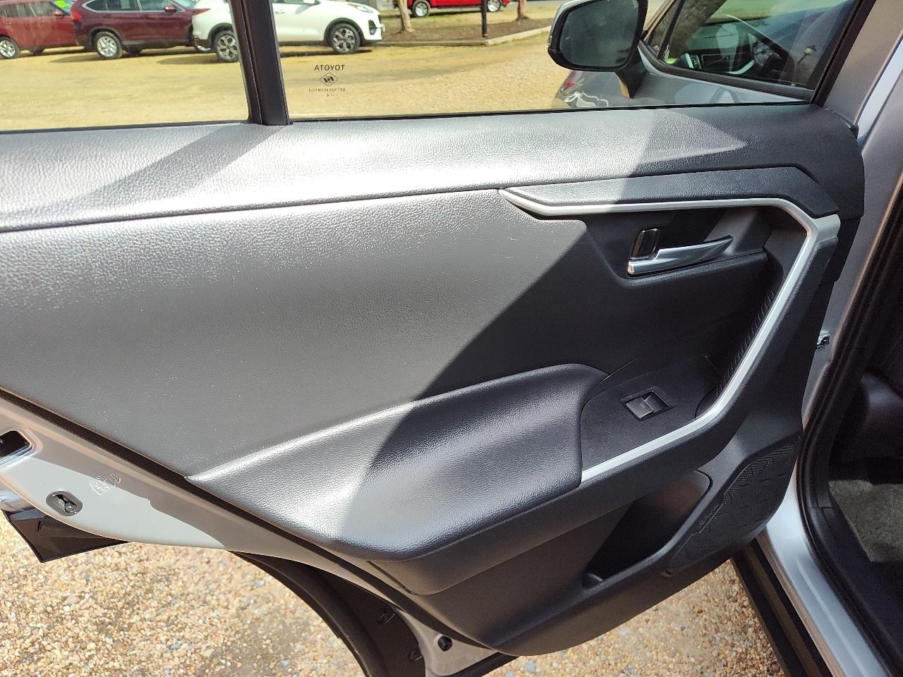 Toyota RAV4 XLE FWD (Natl) 2024