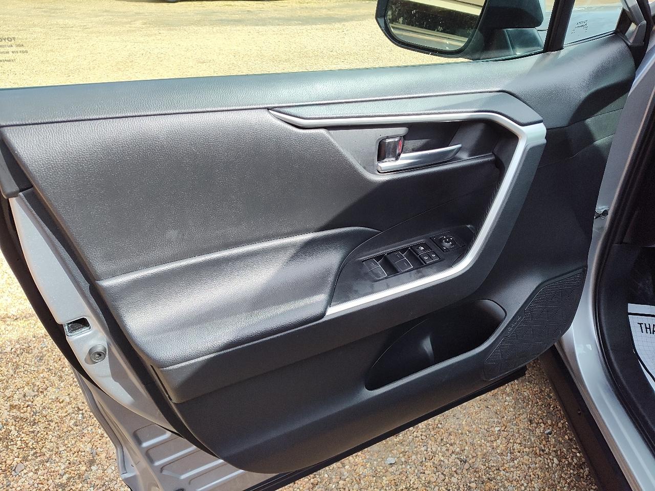 Toyota RAV4 XLE FWD (Natl) 2024