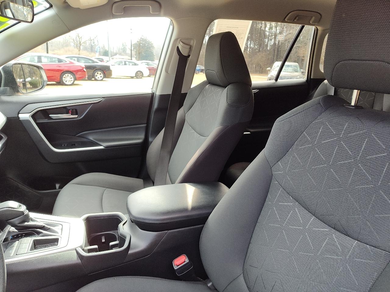 Toyota RAV4 XLE FWD (Natl) 2024