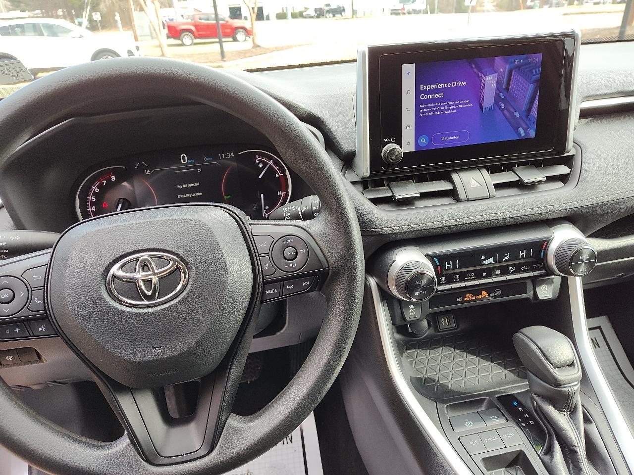 Toyota RAV4 XLE FWD (Natl) 2024