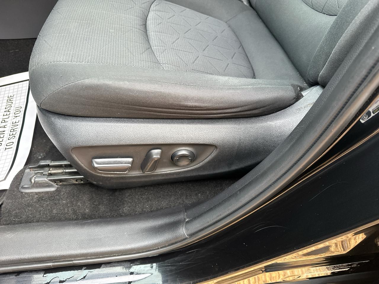 Toyota RAV4 XLE FWD (Natl) 2020