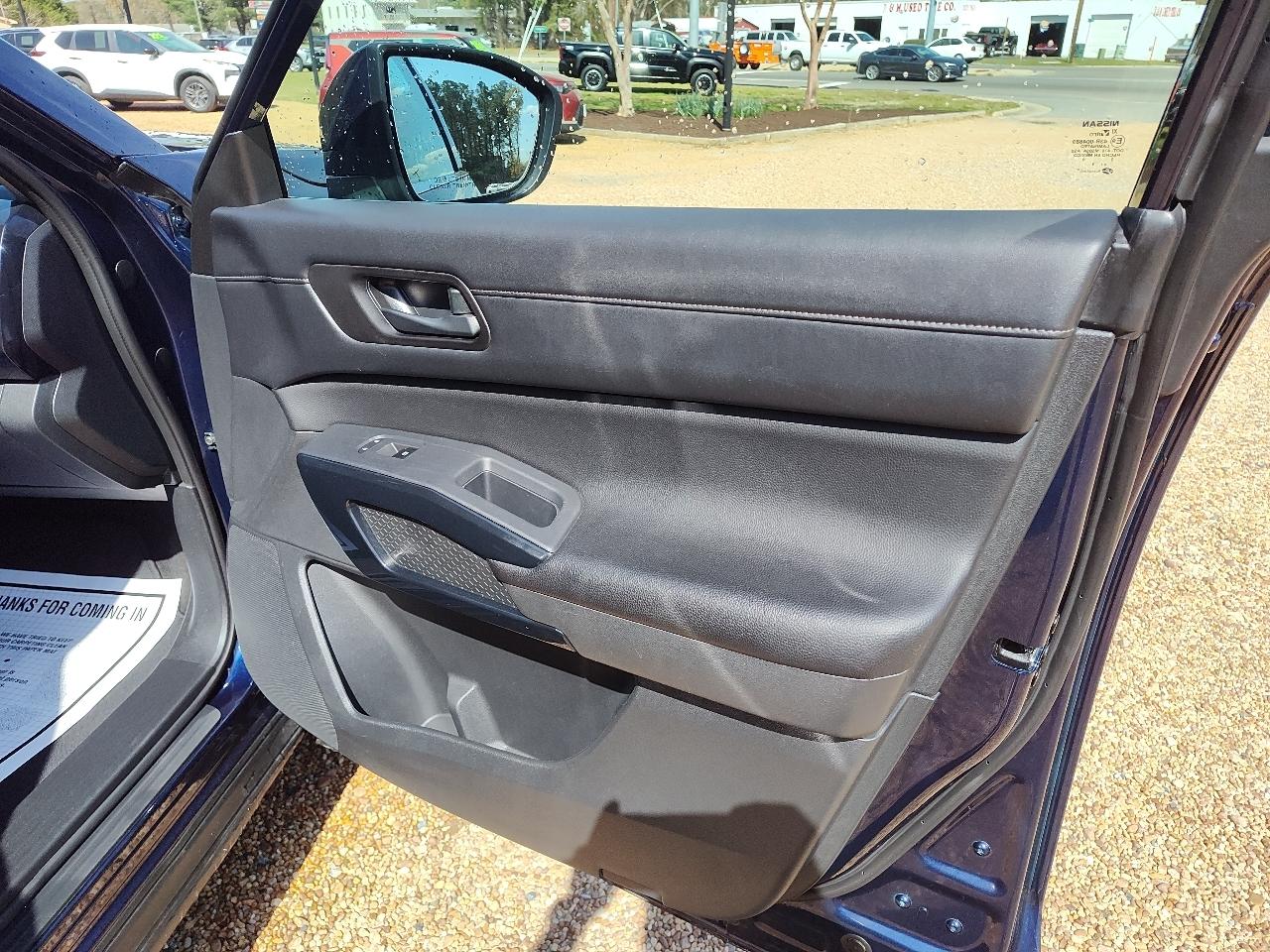 Nissan Pathfinder SV 2WD 2024