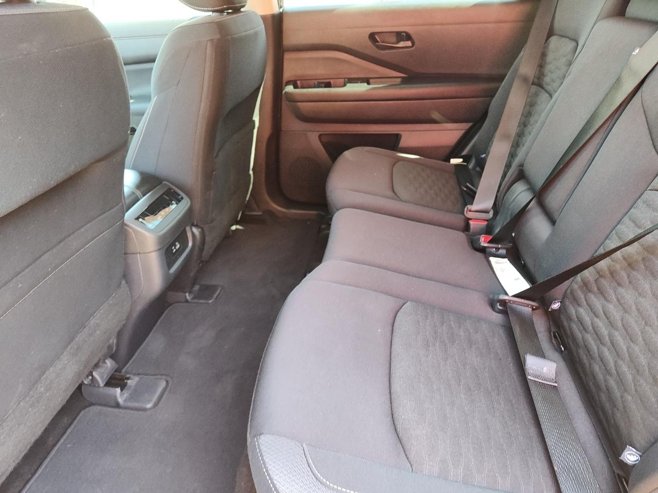 Nissan Pathfinder SV 2WD 2024