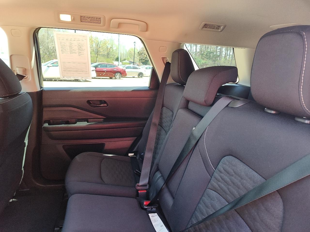 Nissan Pathfinder SV 2WD 2024