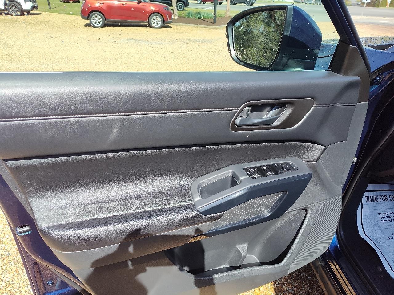 Nissan Pathfinder SV 2WD 2024