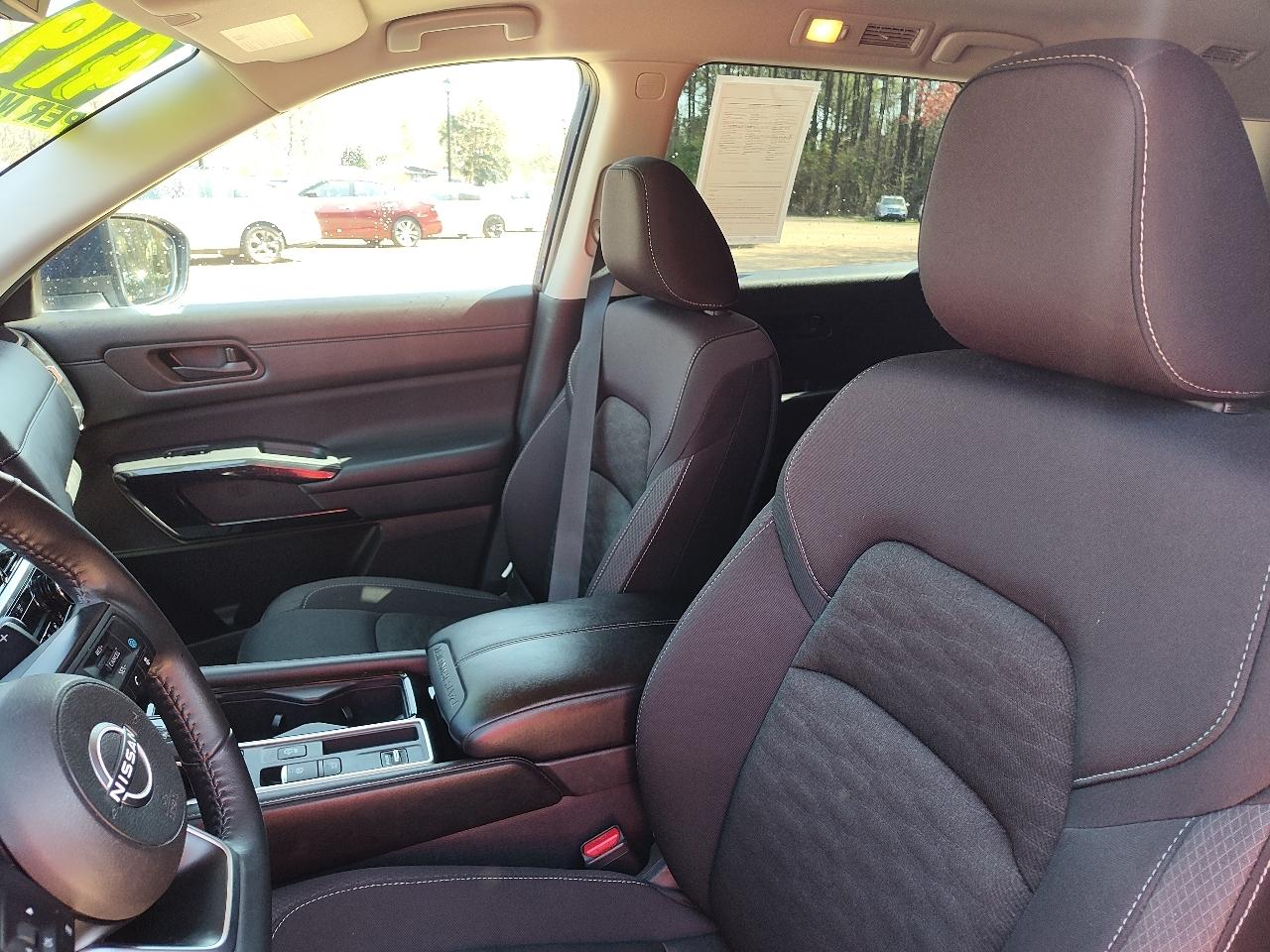 Nissan Pathfinder SV 2WD 2024