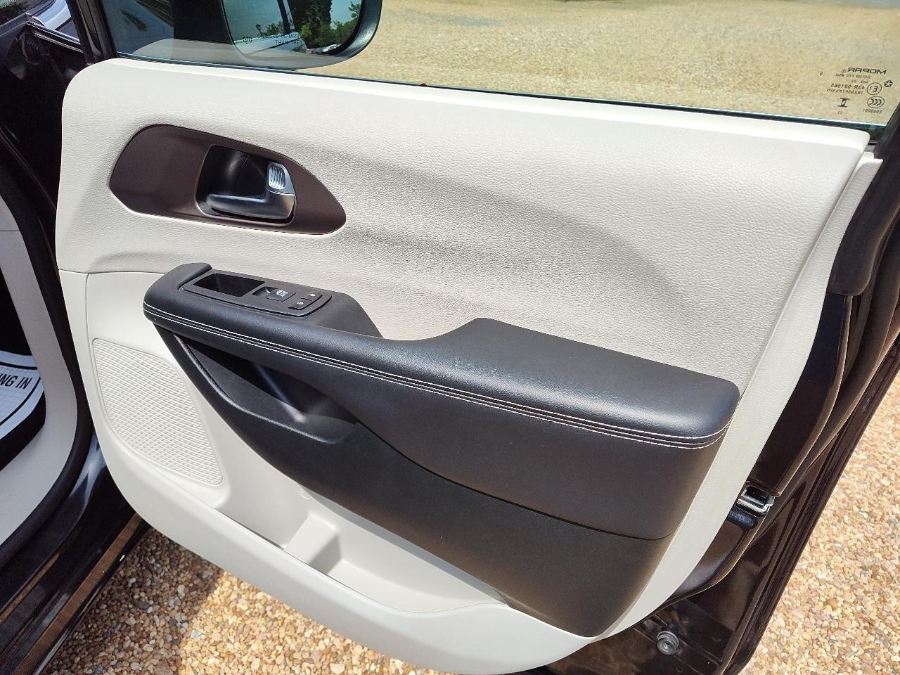 Chrysler Voyager LX FWD 2023