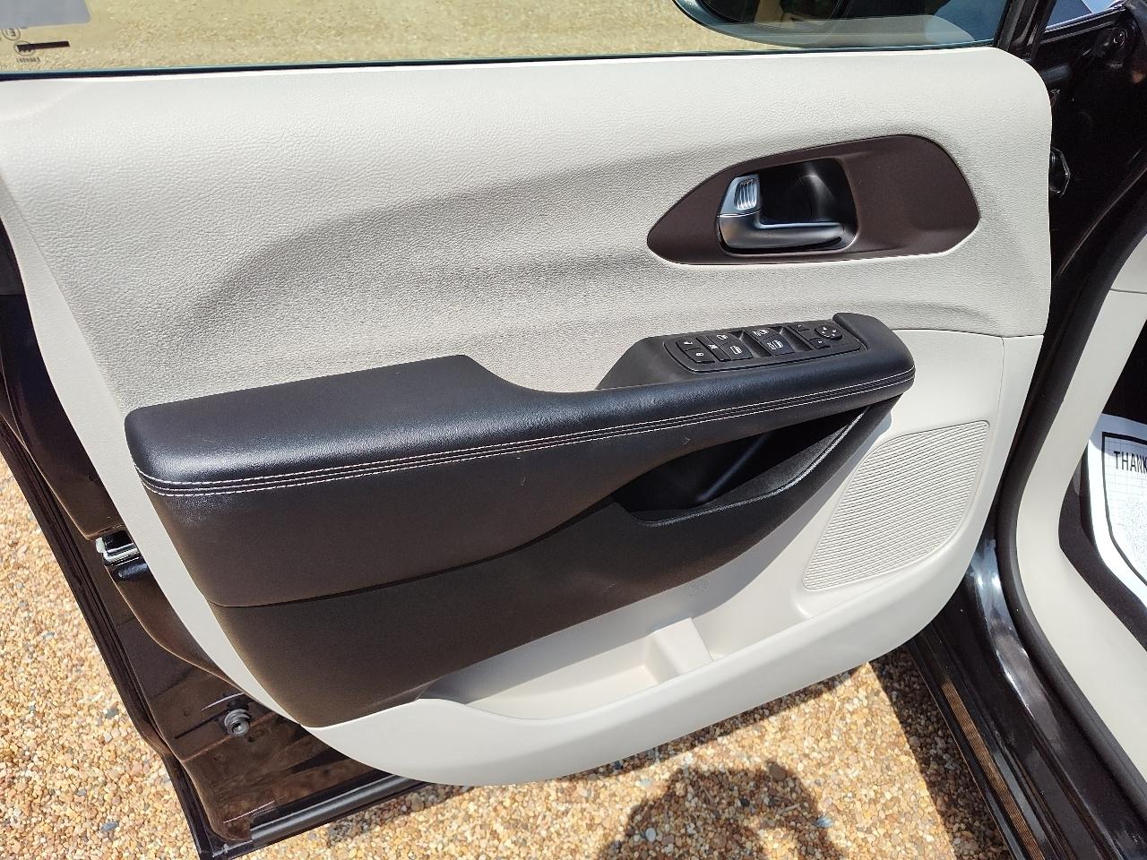Chrysler Voyager LX FWD 2023