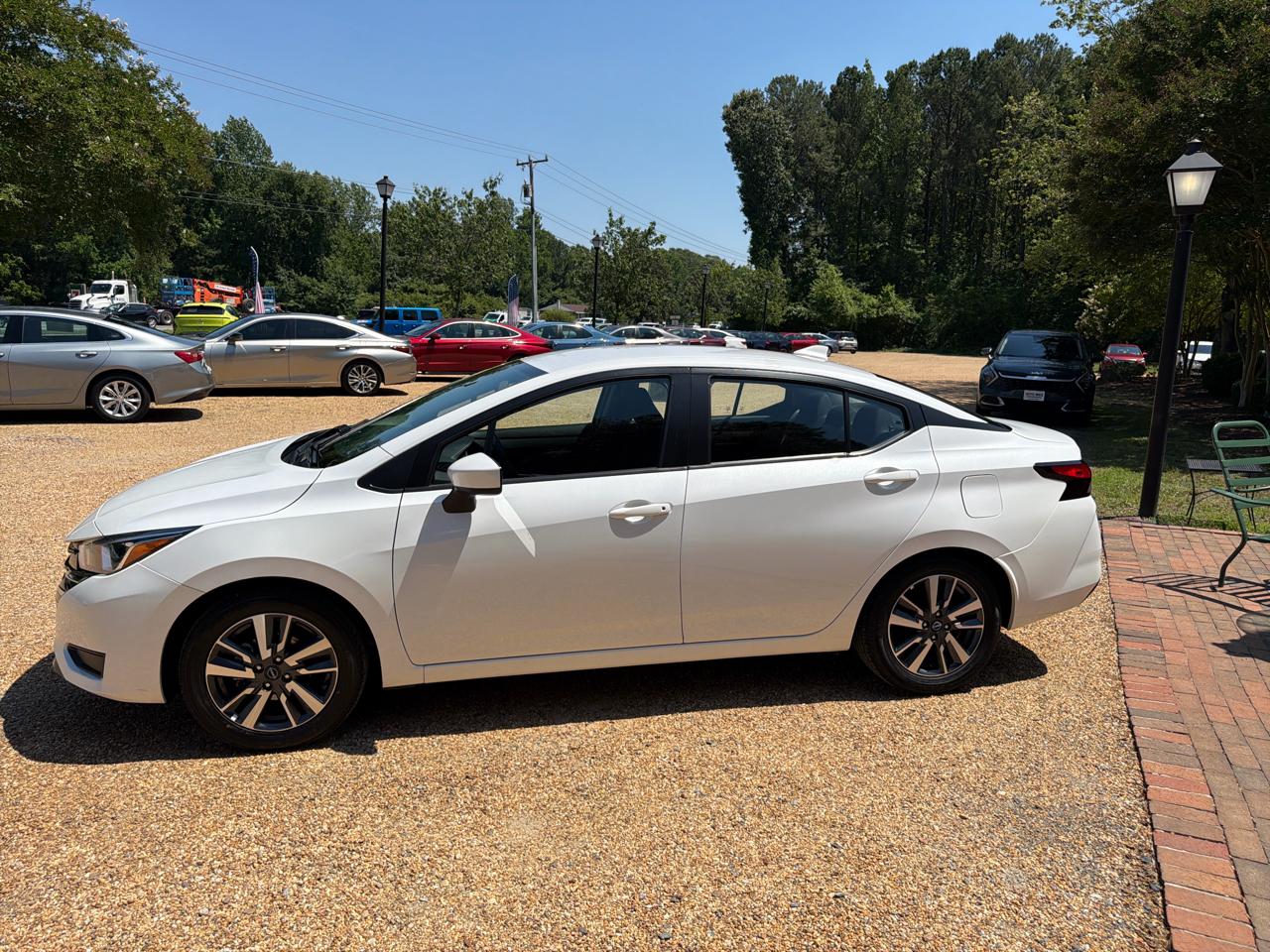 Nissan Versa SV CVT 2023