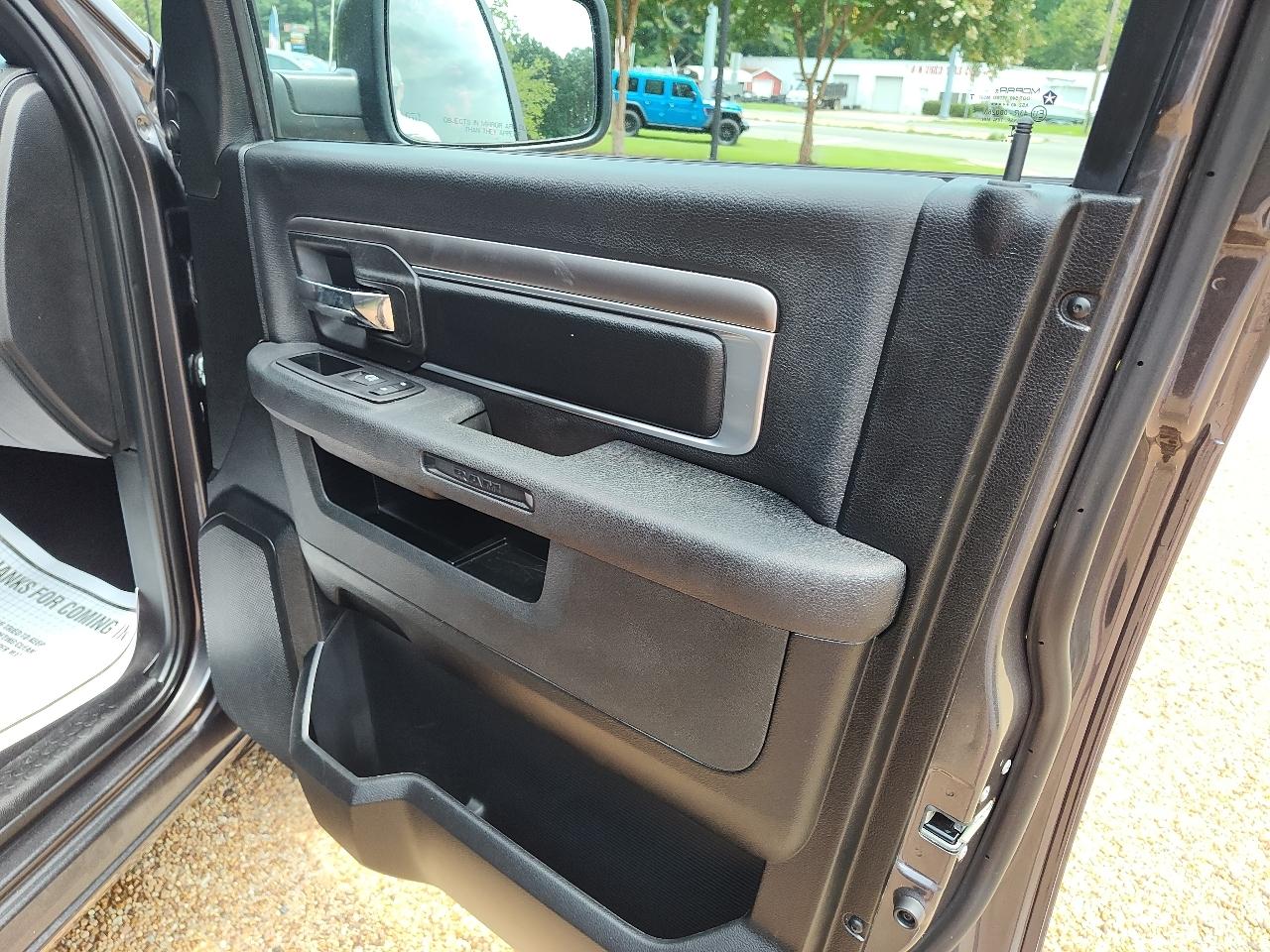 RAM 1500 Classic Warlock 4x4 Crew Cab 5'7" Box 2024