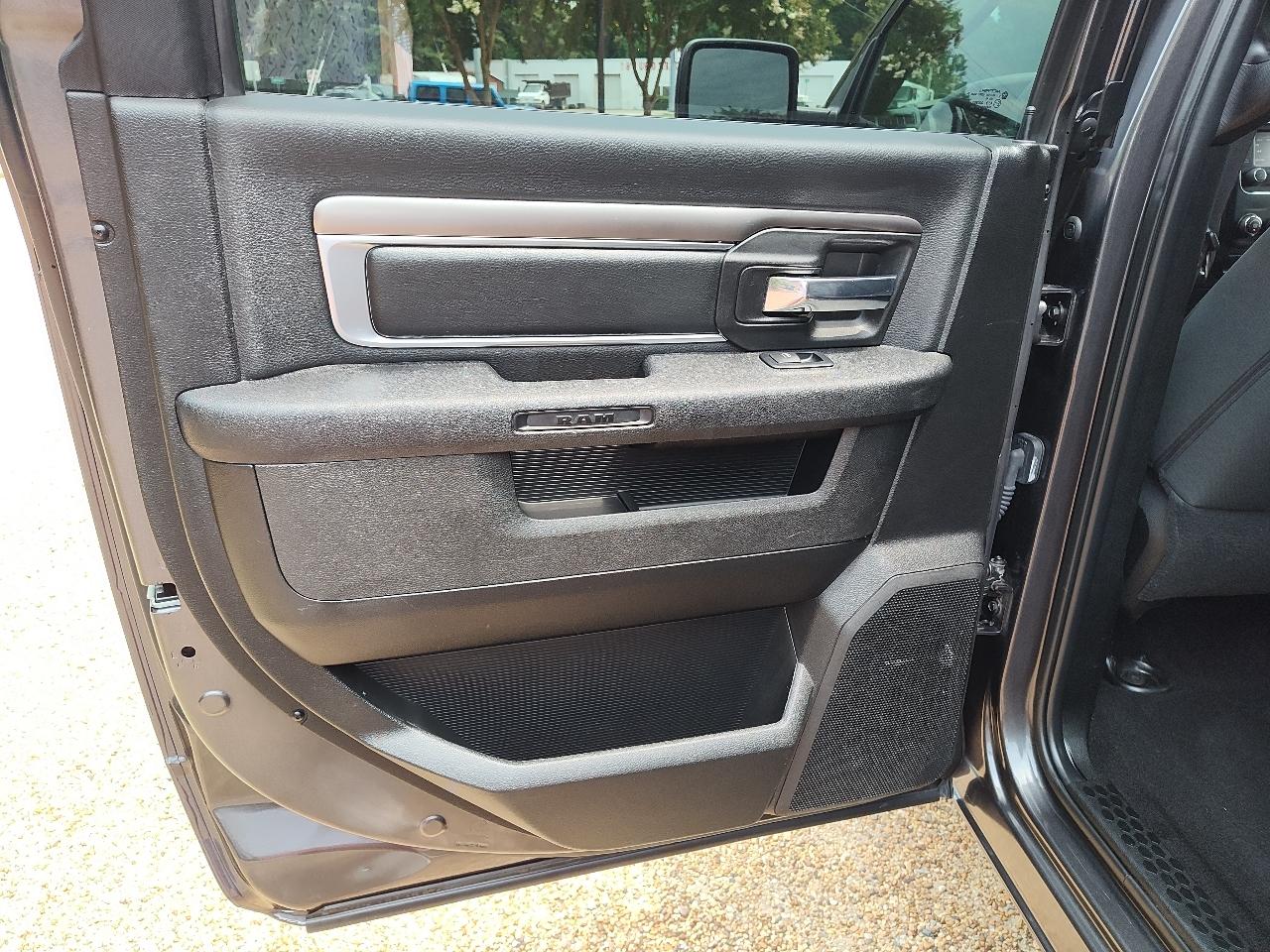 RAM 1500 Classic Warlock 4x4 Crew Cab 5'7" Box 2024