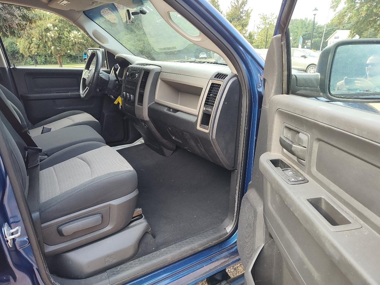 RAM 1500 2WD Quad Cab 140.5" SLT 2011