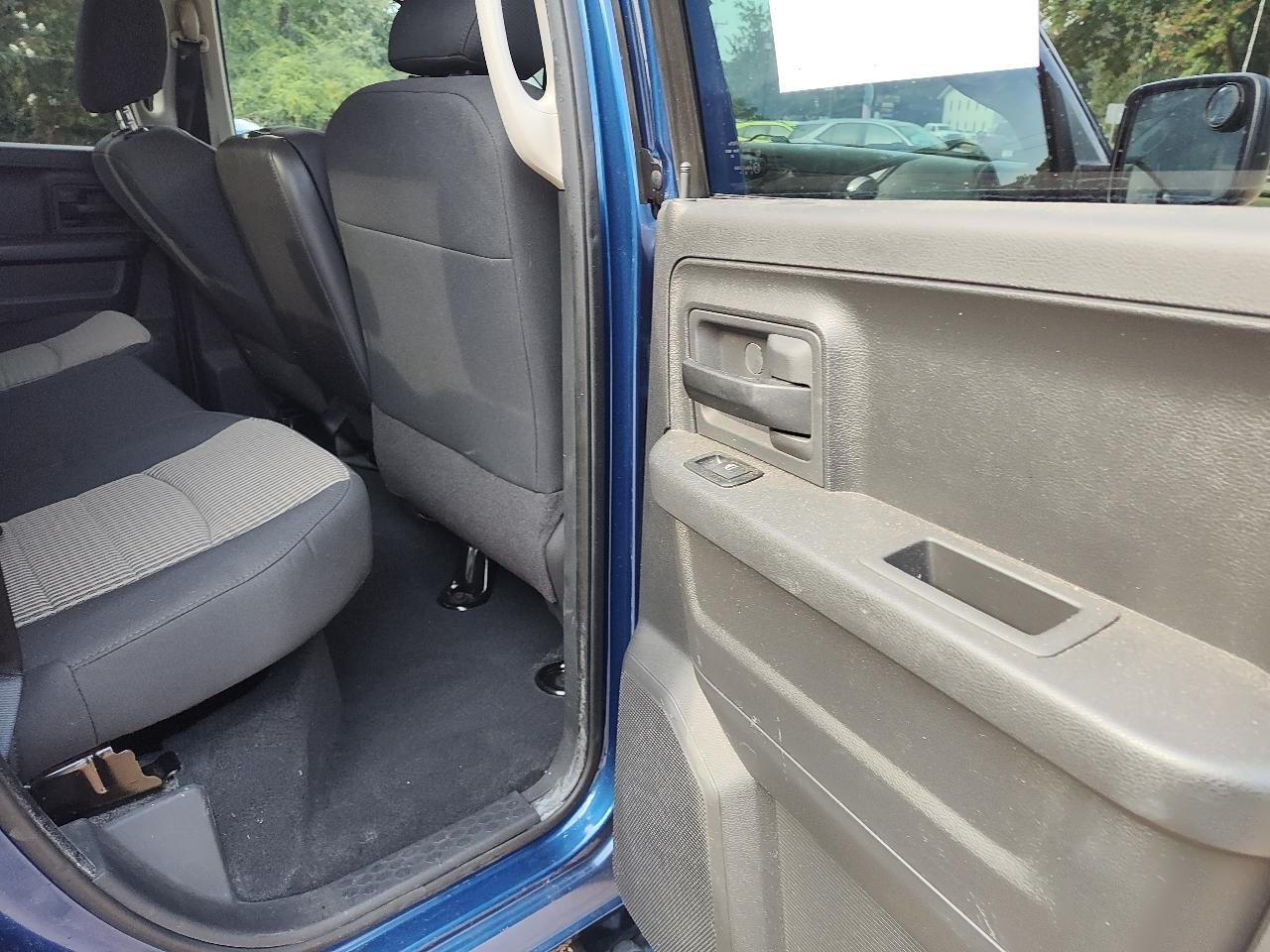 RAM 1500 2WD Quad Cab 140.5" SLT 2011