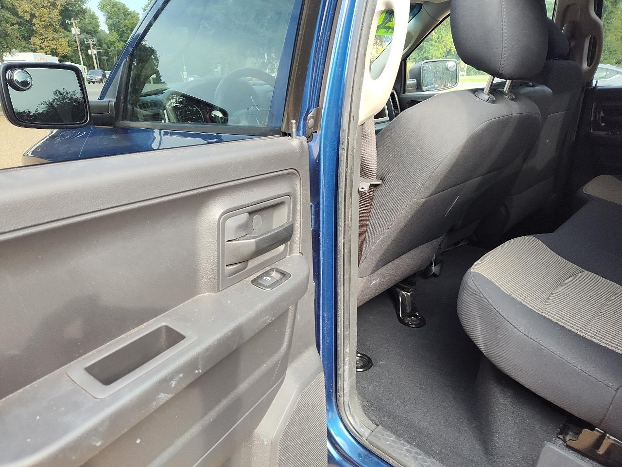 RAM 1500 2WD Quad Cab 140.5" SLT 2011