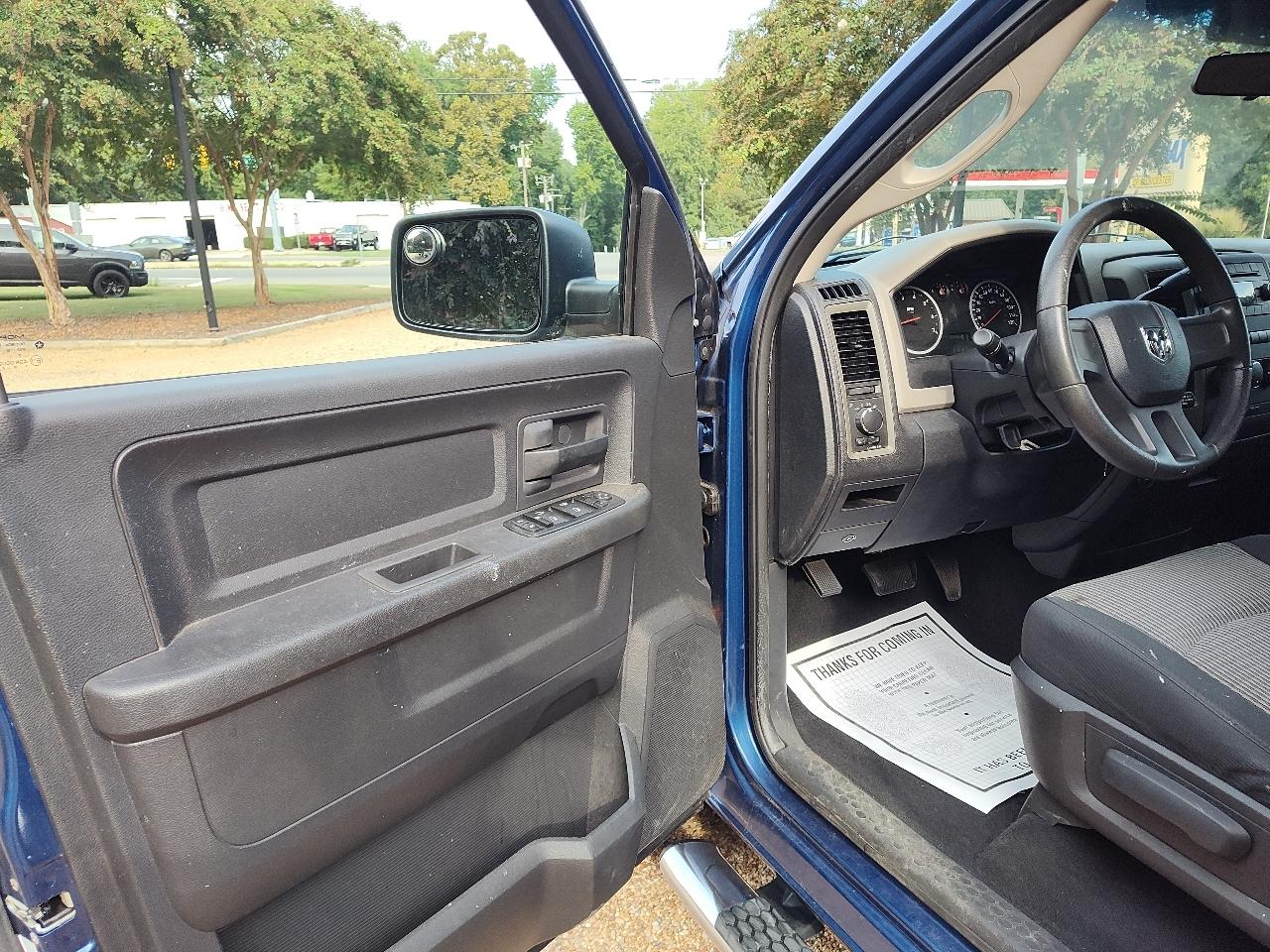 RAM 1500 2WD Quad Cab 140.5" SLT 2011