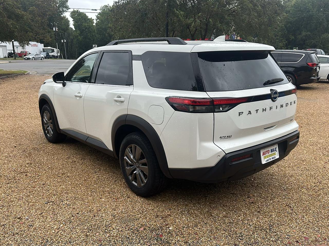Nissan Pathfinder SV 2WD 2024