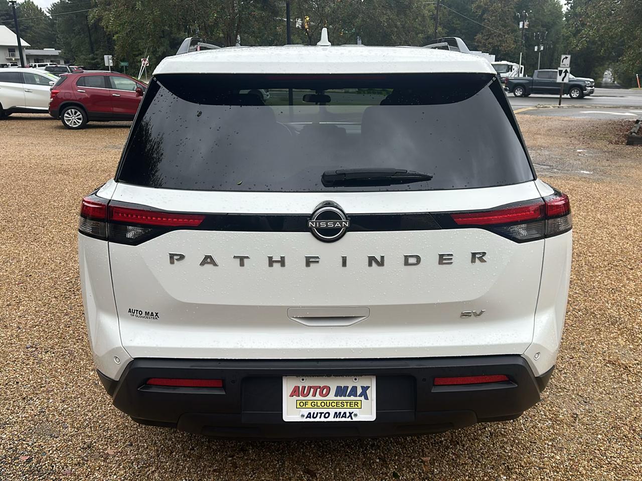 Nissan Pathfinder SV 2WD 2024