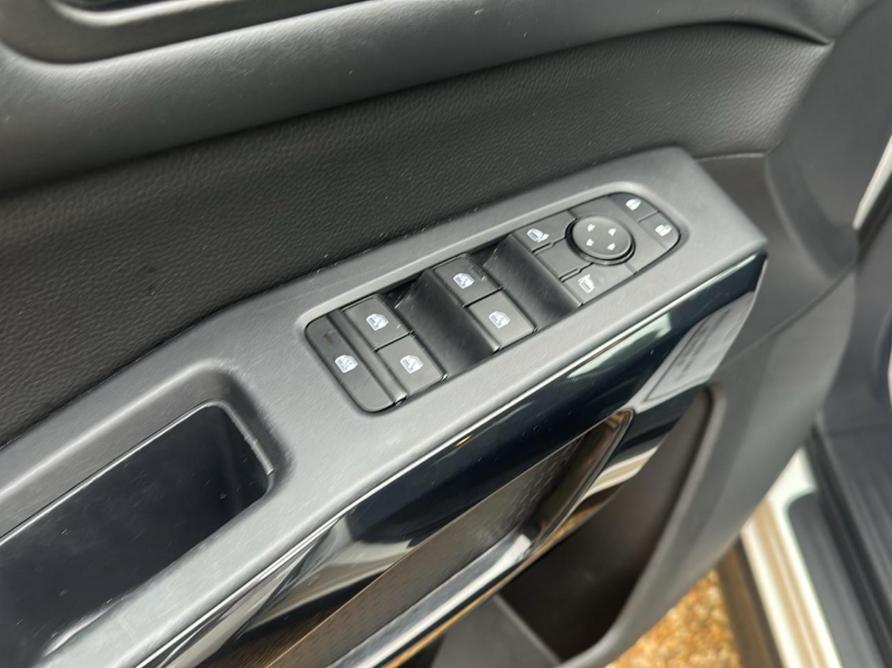 Nissan Pathfinder SV 2WD 2024