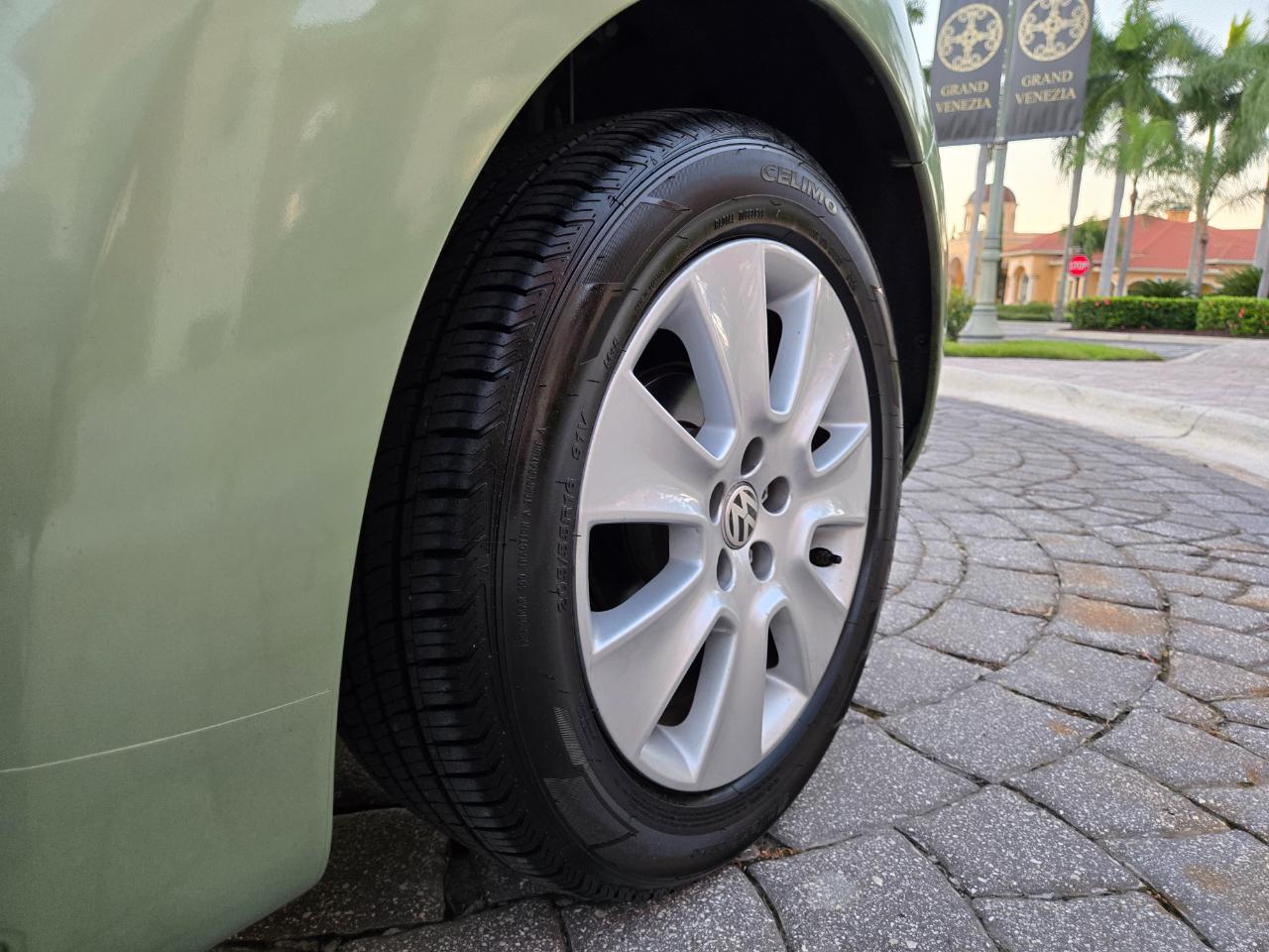 Volkswagen New Beetle  2009