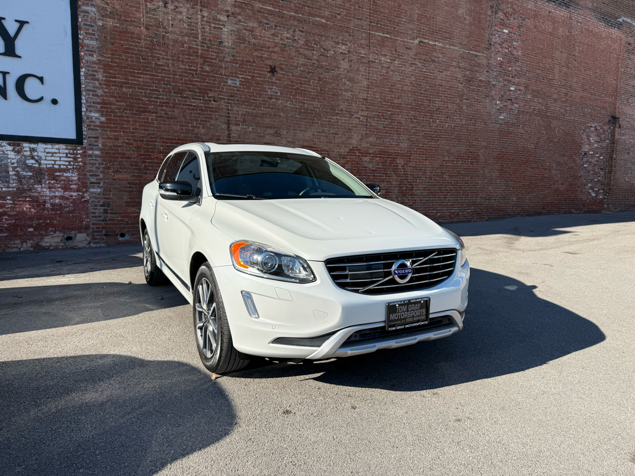2017 Volvo XC60 T6 Dynamic photo 2