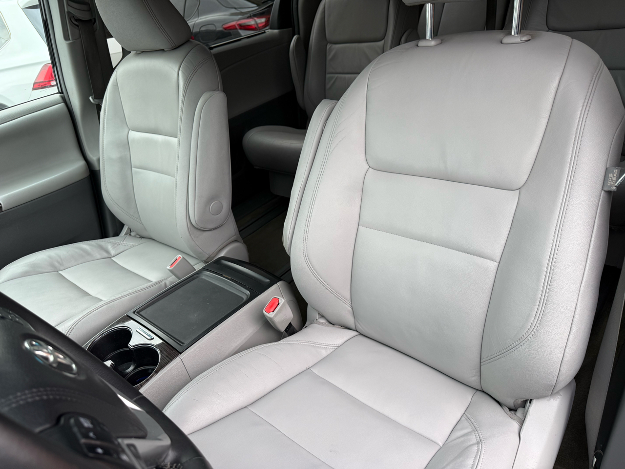 Toyota Sienna 5dr 7-Pass Van XLE Premium AWD (Natl) 2016