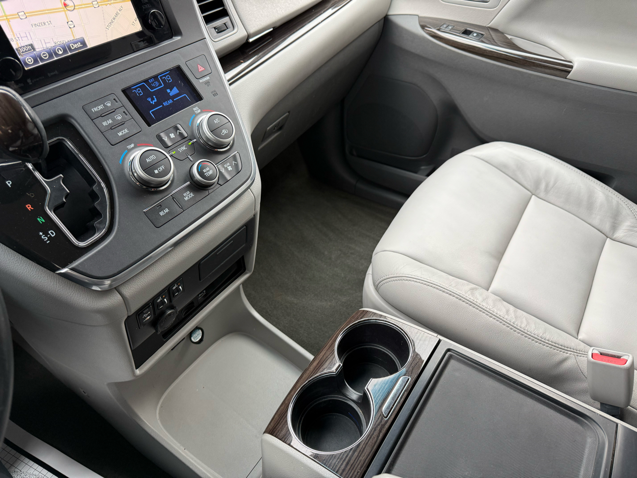 Toyota Sienna 5dr 7-Pass Van XLE Premium AWD (Natl) 2016