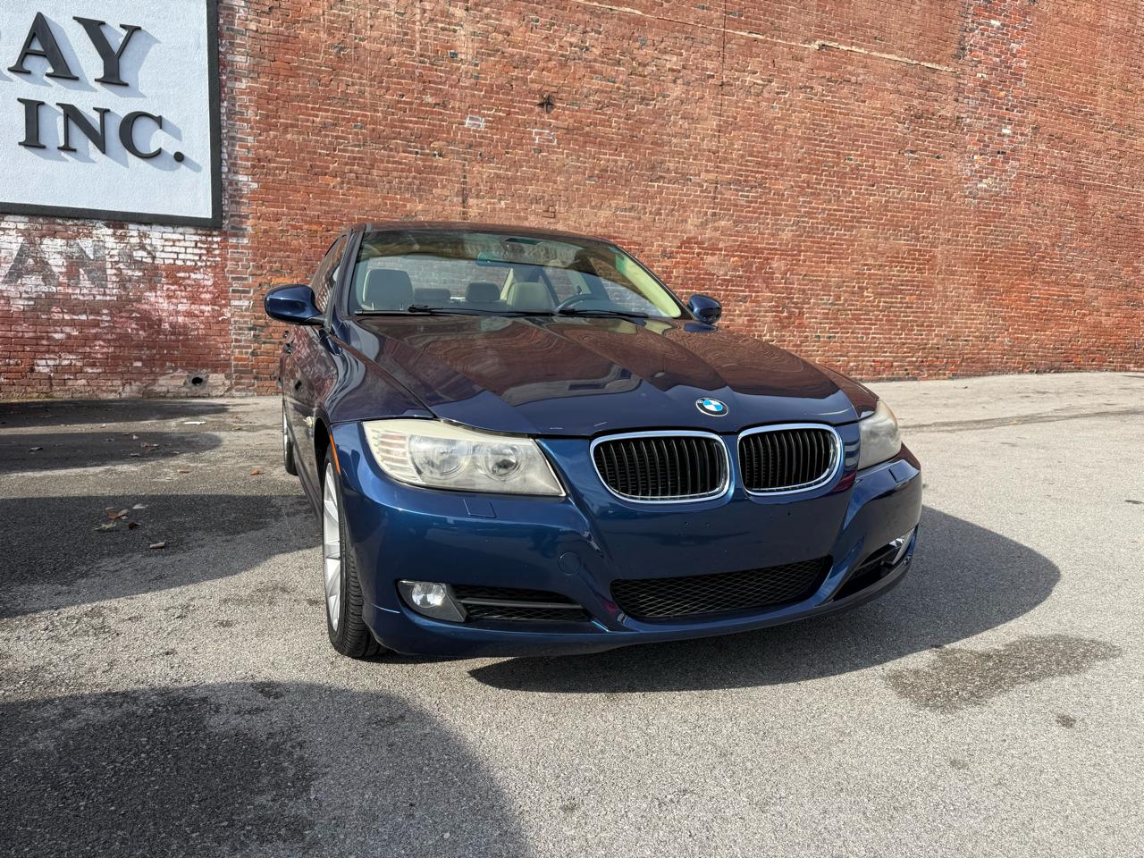 BMW 3 Series 4dr Sdn 328i xDrive AWD 2011