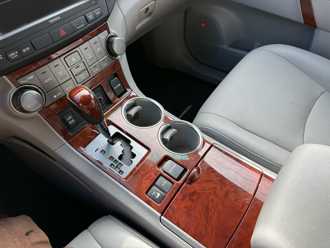 Toyota Highlander 4WD 4dr V6 Limited (Natl) 2011