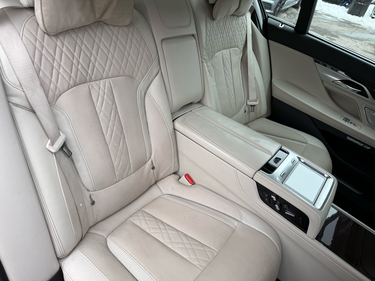 BMW 7 Series 4dr Sdn 750i xDrive AWD 2016