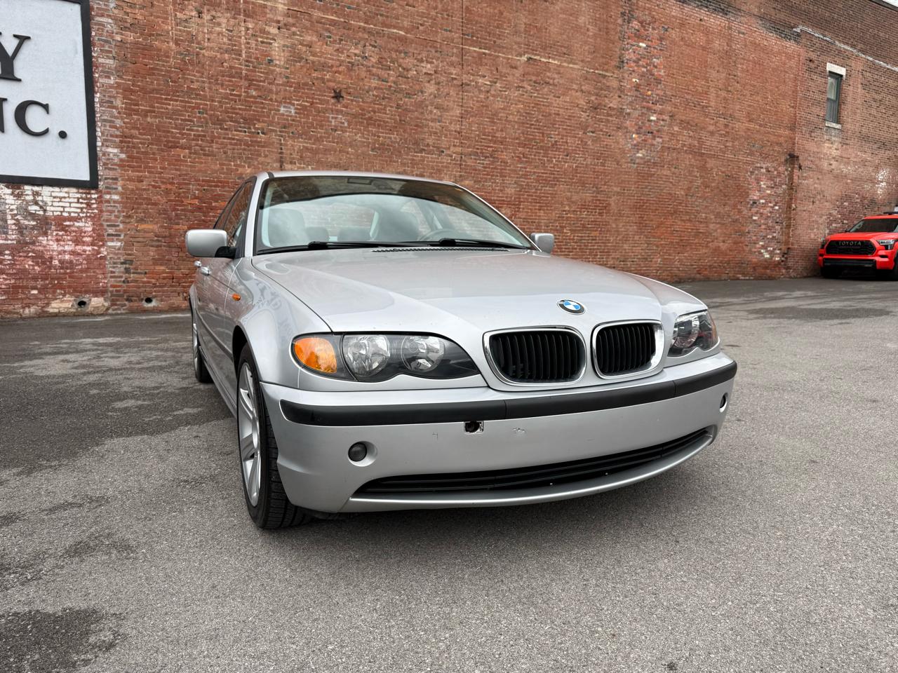 BMW 3 Series 325i 4dr Sdn RWD 2003
