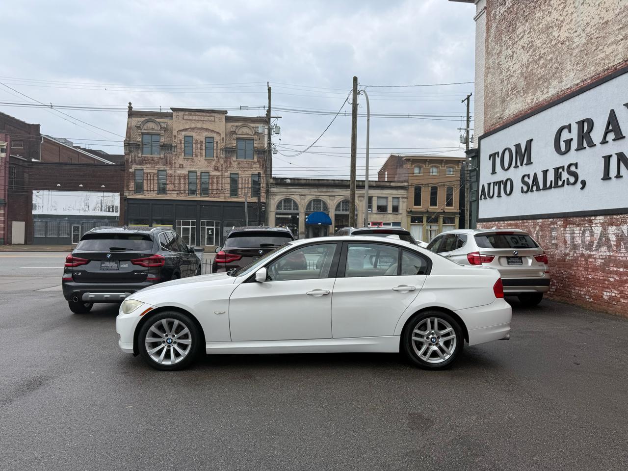 BMW 3 Series 4dr Sdn 328i xDrive AWD SULEV 2011