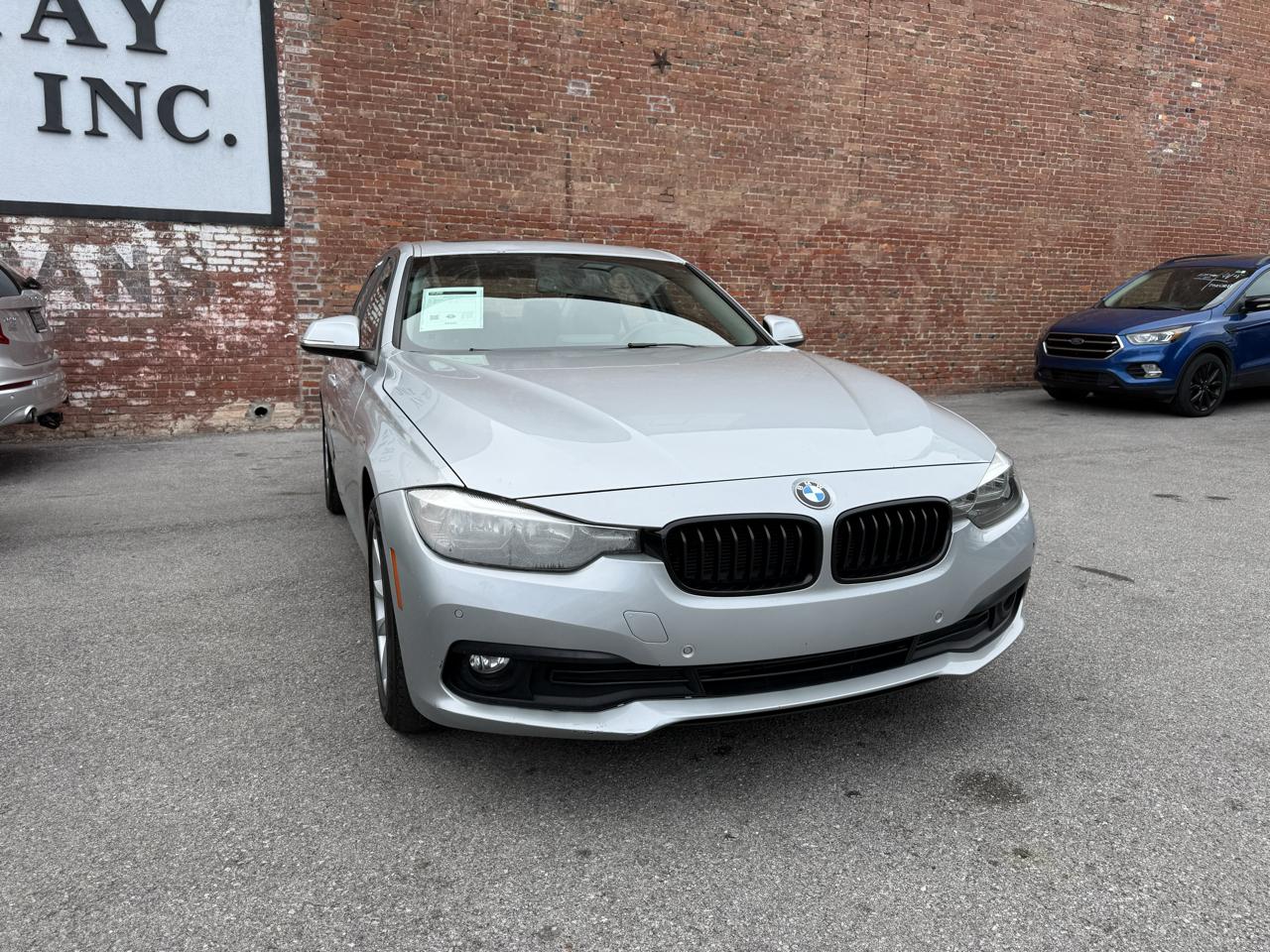 BMW 320i photo 2