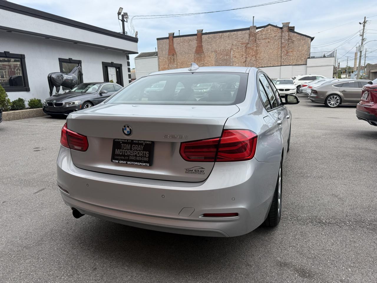 BMW 320i photo 3