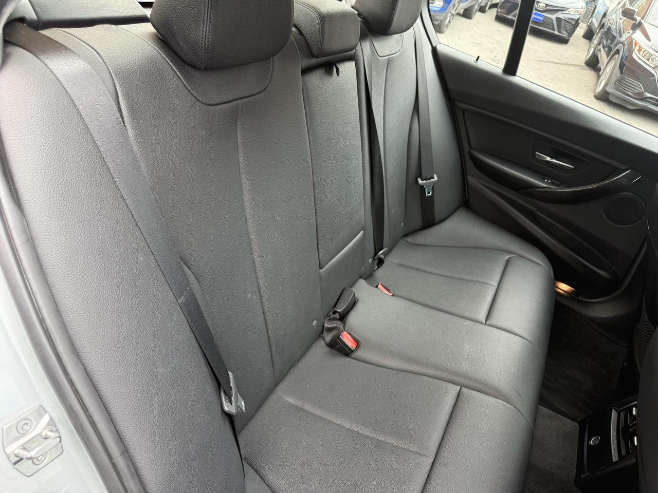 BMW 320i photo 8