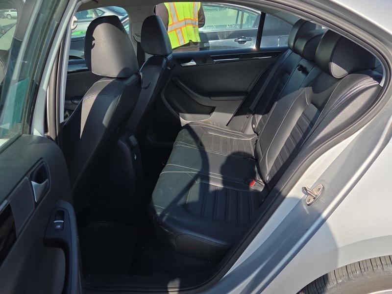 Volkswagen Jetta 1.8T SEL 6A 2015