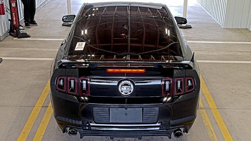 Ford Mustang GT Premium Coupe 2013