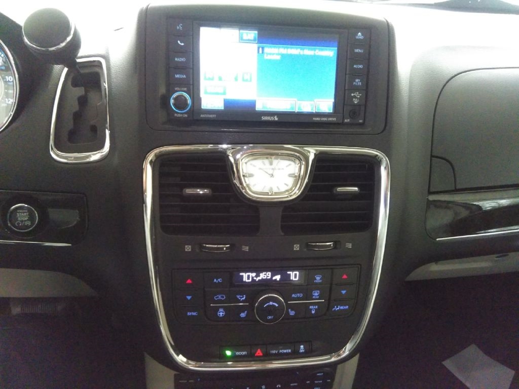Chrysler Town & Country Touring-L 2012