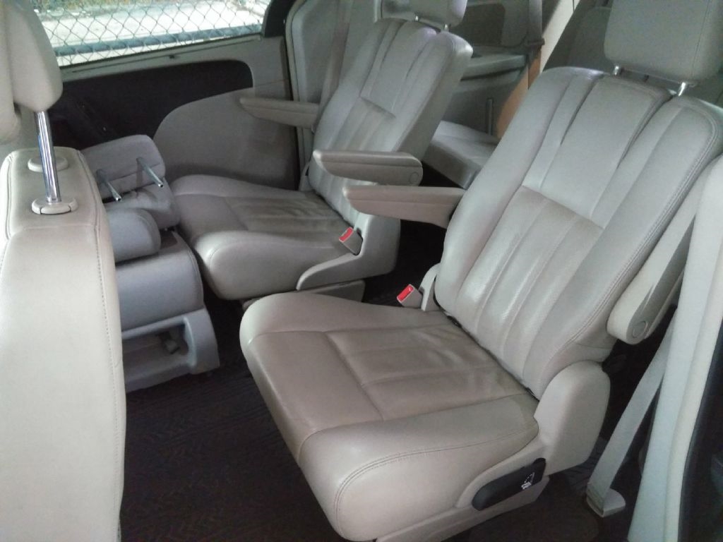 Chrysler Town & Country Touring-L 2012