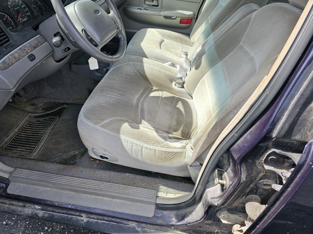 Ford Crown Victoria 4dr Sdn LX 1999