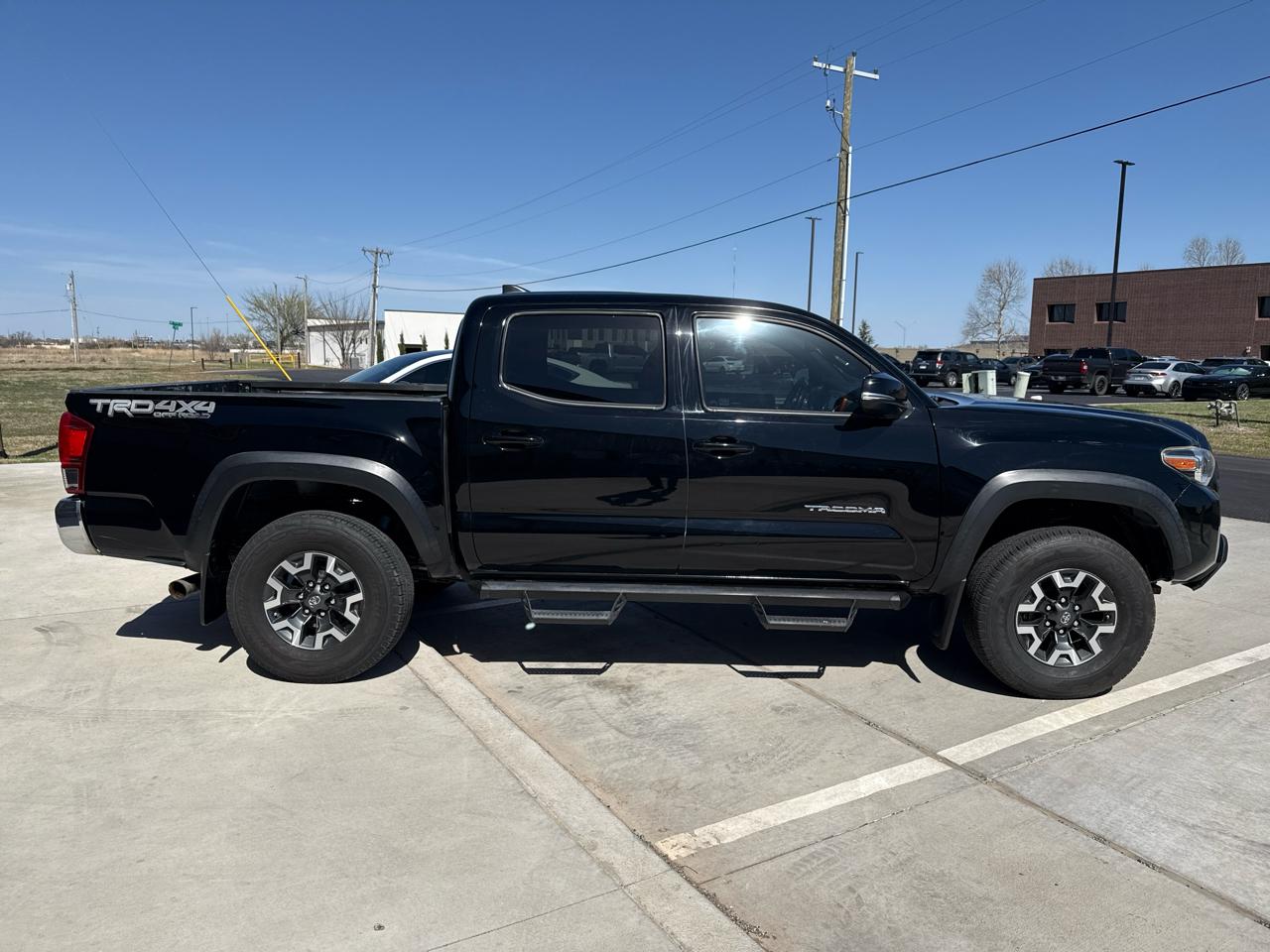 Toyota Tacoma TRD Off Road Double Cab 5' Bed V6 4x4 MT (Natl) 2017