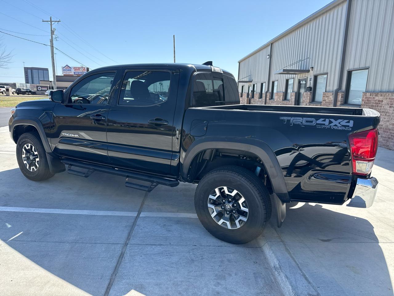 Toyota Tacoma TRD Off Road Double Cab 5' Bed V6 4x4 MT (Natl) 2017