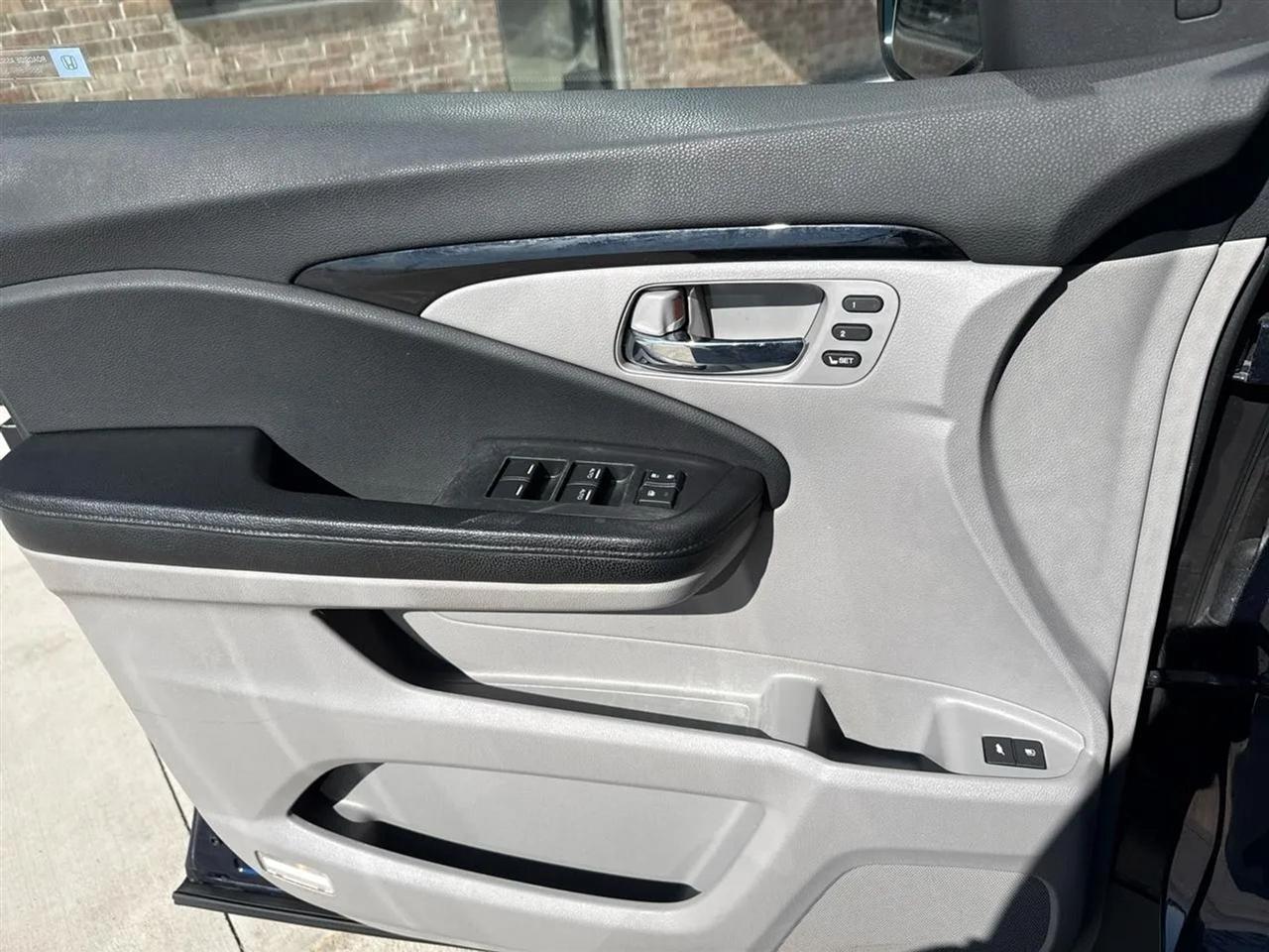 Honda Pilot AWD 4dr Elite w/RES & Navi 2016